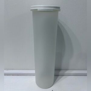 Tupperware White‎ Spaghetti Keeper Container 1661-5 with Lid  4-3/4 Cups 11”